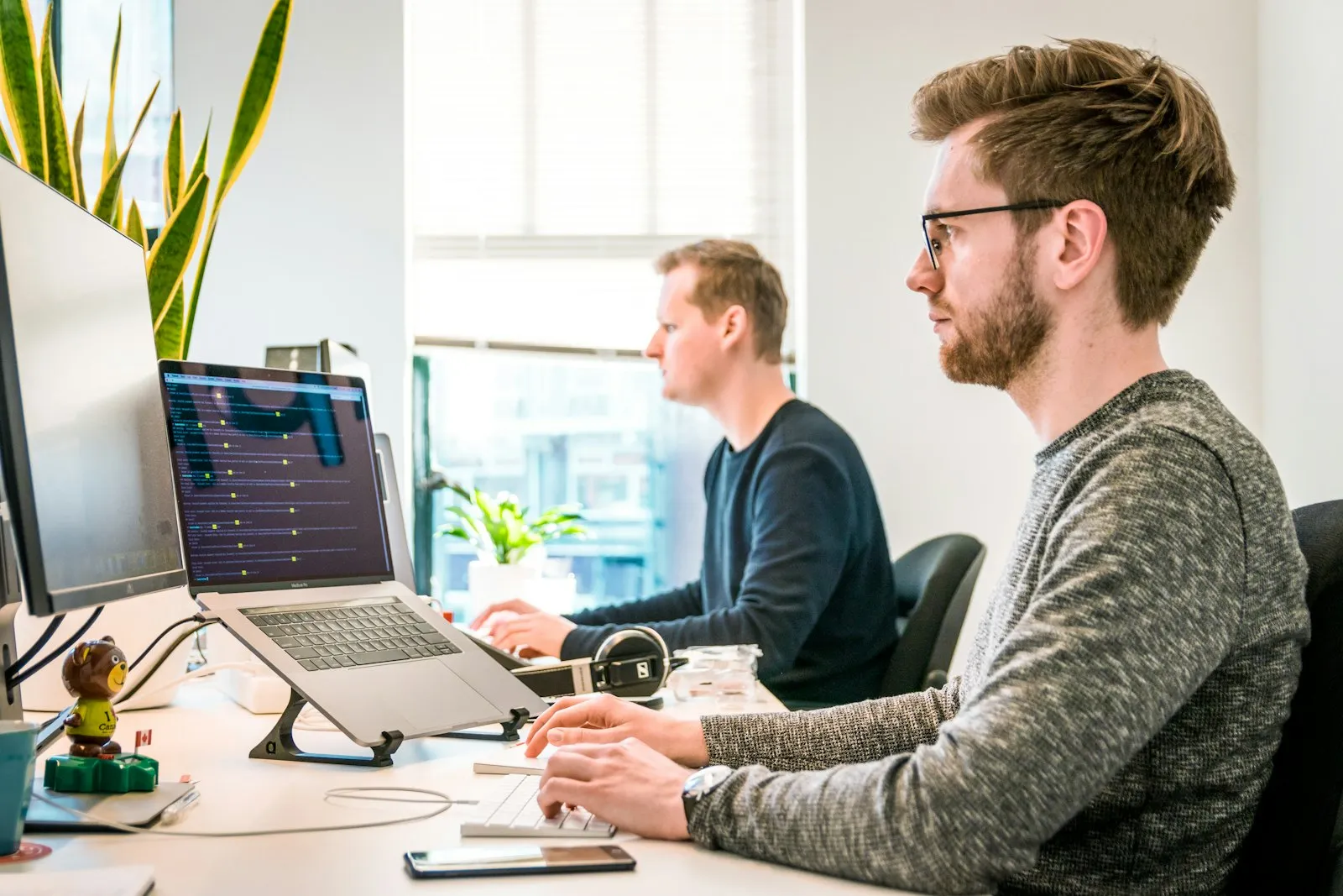 Mitarbeiter arbeiten an Computern im Büro